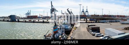 Panoramablick auf den Hafen von Vuosaari, Helsinki, Finnland, aus dem Nordosten. Im Vordergrund die Schlepper Hector und Castor von Håkans. Stockfoto