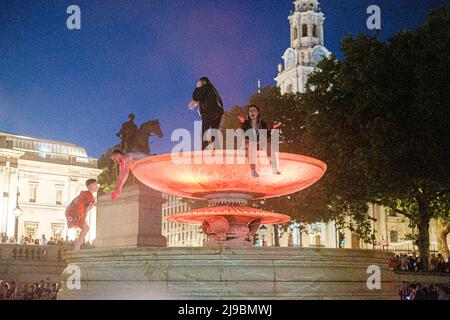 21/05/22, Sunderland AFC-Fans feiern bis in die Nacht auf dem Trafalgar Square, nachdem sie zur Meisterschaft befördert wurden Stockfoto