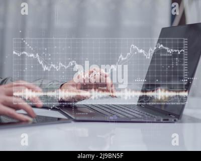 Geschäftsfrau mit Laptop und Aktieninvestition Stockfoto