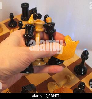 Das Gambit-Schachspiel der Königin. Alte Schachfiguren aus Holz. Schachset mit Brett. Russischer Schachsatz. Seltenes Schachspiel. Altes sowjetisches Schach. Schach der UdSSR. Stockfoto