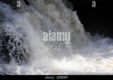 Wehr in der Afon Mellte bei den alten Gunpowder Werken, bei Pontneddfechan. Stockfoto