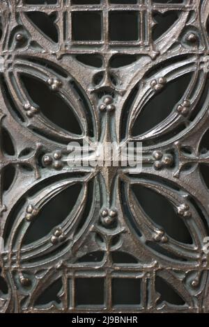 Fantastische und reizvolle Details von dekorativen architektonischen Elementen aus Gusseisen aus vergangenen Zeiten. Stockfoto