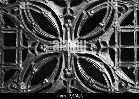 Fantastische und reizvolle Details von dekorativen architektonischen Elementen aus Gusseisen aus vergangenen Zeiten. Stockfoto