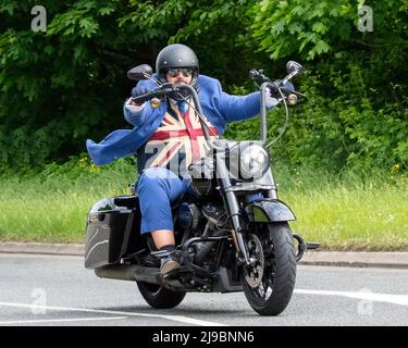 Milton Keynes, UK 22. May 2022. Teilnehmer an der Distinguished Gentleman's Ride mit einer Harley Davidson von Milton Keynes nach Bedford in einer Union Jack Weste gekleidet. Stockfoto