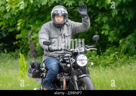 Milton Keynes, Großbritannien, 22.. Mai 2022. Teilnehmer der Distinguished Gentleman’s Ride von Milton Keynes nach Bedford. Stockfoto