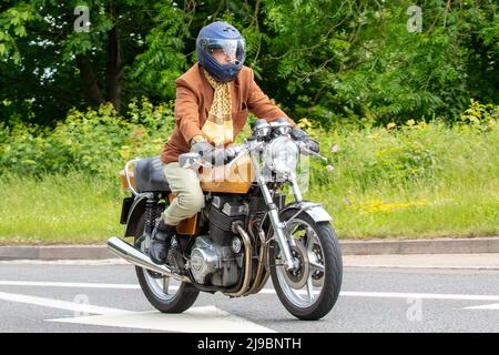 Milton Keynes, Großbritannien, 22.. Mai 2022. Teilnehmer der Distinguished Gentleman’s Ride von Milton Keynes nach Bedford. Stockfoto