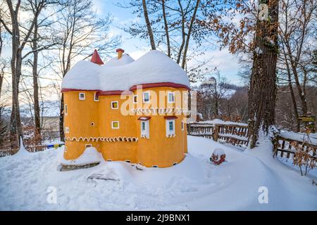 VELIKI TABOR, KROATIEN - 07. FEBRUAR 2015 Modell der alten Burg Veliki Tabor auf dem Kinderspielplatz. Stockfoto