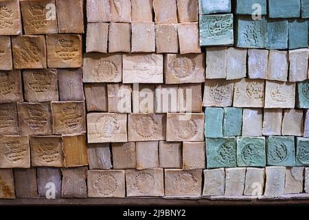 Stapel von Aleppo-Seifenstücken auf dem Markt Stockfoto