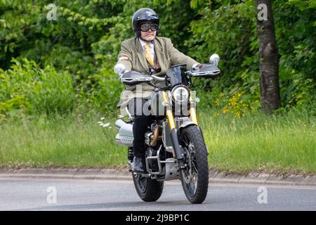 Milton Keynes, Großbritannien, 22.. Mai 2022. Teilnehmer der Distinguished Gentleman’s Ride mit einem Triumph-Motorrad von Milton Keynes nach Bedford. Stockfoto