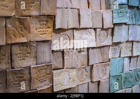 Stapel von Aleppo Seifenstücke auf dem Markt zum Verkauf Stockfoto