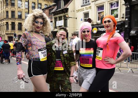 Manchester, Großbritannien, 22.. Mai 2022. Läufer am Start des 10 Kilometer langen Great Manchester Run, einem jährlichen Lauf durch Greater Manchester, der an der Portland Street, im Zentrum von Manchester, England, Großbritannien und den Britischen Inseln beginnt. Seit seiner Gründung im Jahr 2003 bestand er aus einem 10k-Lauf und einem Halbmarathon seit 2017. Das Rennen 10k ist das größte seiner Art in Europa. Quelle: Terry Waller/Alamy Live News Stockfoto