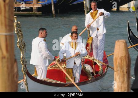 Papst Benedikt XVI. Wird während seines Pastoralbesuchs in Venedig am 8. Mai 2011 in einer Gondel im Gran Canal transportiert. Stockfoto