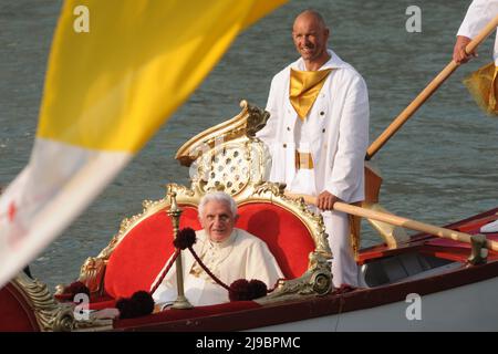 Papst Benedikt XVI. Wird während seines Pastoralbesuchs in Venedig am 8. Mai 2011 in einer Gondel im Gran Canal transportiert. Stockfoto