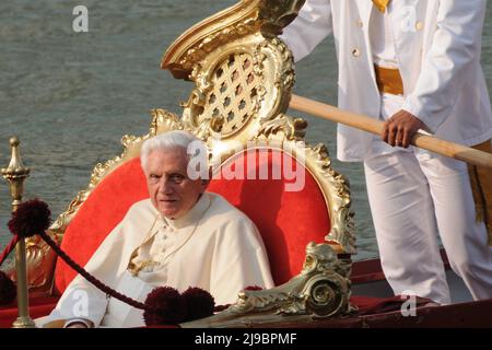 Papst Benedikt XVI. Wird während seines Pastoralbesuchs in Venedig am 8. Mai 2011 in einer Gondel im Gran Canal transportiert. Stockfoto