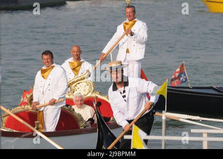 Papst Benedikt XVI. Wird während seines Pastoralbesuchs in Venedig am 8. Mai 2011 in einer Gondel im Gran Canal transportiert. Stockfoto