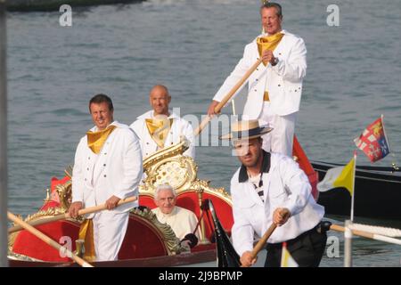 Papst Benedikt XVI. Wird während seines Pastoralbesuchs in Venedig am 8. Mai 2011 in einer Gondel im Gran Canal transportiert. Stockfoto