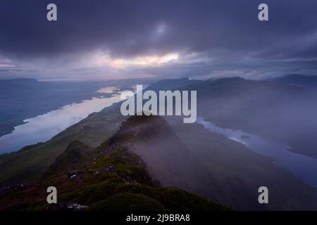 Wolken Rollen über dem Gipfel von Slioch, Torridon, Schottland. Loch Maree ist auf der linken Seite und Loch Fada auf der rechten Seite zu sehen Stockfoto