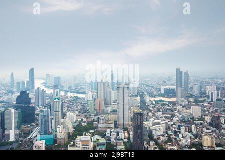 Bangkok, Thailand - 30. April 2022: Skyline der Stadt vom Dach des Mahanakorn-Turms auf der Sathorn-Straße Stockfoto