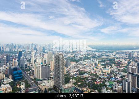 Bangkok, Thailand - 30. April 2022: Skyline der Stadt vom Dach des Mahanakorn-Turms auf der Sathorn-Straße Stockfoto