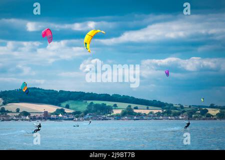 Kitesurfer an der Flussmündung. Stockfoto