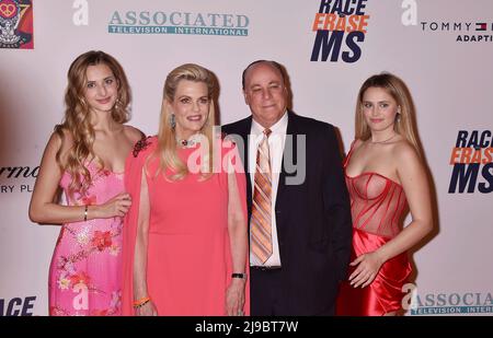 Los Angeles, Ca. 20.. Mai 2022. (L-R) Isabella Rickel, Race to Erase MS-Gründerin Nancy Davis, Ken Rickel und Mariella Rickel nehmen am 20. Mai 29. an der jährlichen Race to Erase MS Gala im Fairmont Century Plaza Hotel 2022 in Los Angeles, Kalifornien, Teil. Kredit: Jeffrey Mayer/Jtm Fotos/Media Punch/Alamy Live News Stockfoto