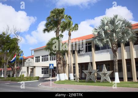 ORANJESTAD, ARUBA - 16. DEZEMBER 2020: Das Parlamentsgebäude von Aruba im Stadtzentrum von Oranjestad auf der karibischen Insel Aruba Stockfoto