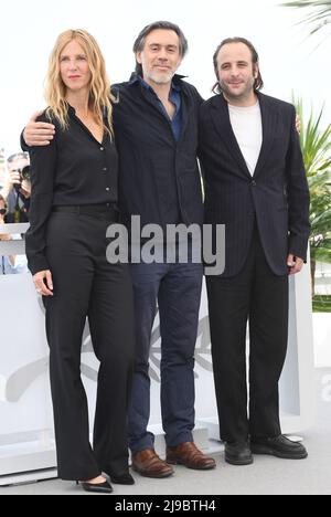 Cannes, Frankreich. 22.. Mai 2022. Die französische Schauspielerin Sandrine Kiberlain, der Regisseur Emmanuel Mouret und der Schauspieler Vincent Macaigne nehmen am Sonntag, den 22. Mai 2022, an dem Fotoaufruf zum Tagebuch einer flüchtigen Affäre im Palais des Festivals bei den Filmfestspielen von Cannes 75., Frankreich, Teil. Foto von Rune Hellestad/ Credit: UPI/Alamy Live News Stockfoto