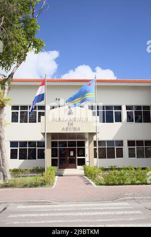 ORANJESTAD, ARUBA - 16. DEZEMBER 2020: Das Parlamentsgebäude von Aruba entlang L.G. Smith Blvd im Stadtzentrum von Oranjestad, Aruba Stockfoto