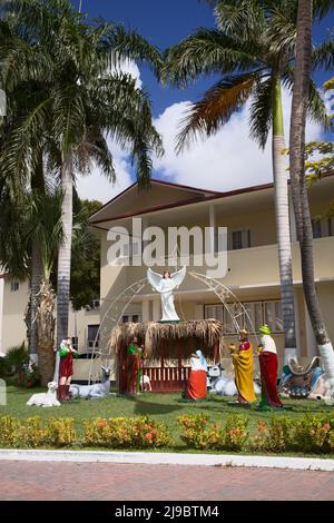 ORANJESTAD, ARUBA - 16. DEZEMBER 2020: Krippe vor dem Parlamentsgebäude entlang des L. G. Smith Blvd im Stadtzentrum von Oranjestad, Aruba Stockfoto