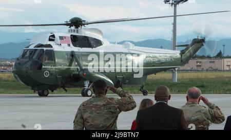 Fussa, Japan. 22.. Mai 2022. US-Präsident Joe Biden an Bord von Marine One startet am 22. Mai 2022 auf dem Yokota Air Base in Tokio, Japan. Foto von Keizo Mori/UPI Credit: UPI/Alamy Live News Stockfoto