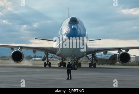Fussa, Japan. 22.. Mai 2022. US-Präsident Joe Biden an Bord der Air Force One trifft am 22. Mai 2022 auf dem Yokota Air Base in Tokio, Japan, ein. Foto von Keizo Mori/UPI Credit: UPI/Alamy Live News Stockfoto