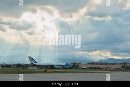 Fussa, Japan. 22.. Mai 2022. US-Präsident Joe Biden an Bord der Air Force One trifft am 22. Mai 2022 auf dem Yokota Air Base in Tokio, Japan, ein. Foto von Keizo Mori/UPI Credit: UPI/Alamy Live News Stockfoto