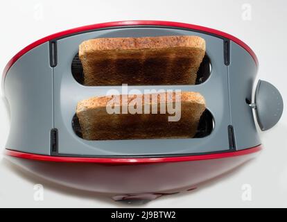 Toaster mit geröstetem Brot isoliert auf weißem Hintergrund, Küchenausstattung. Nahaufnahme. Draufsicht Stockfoto