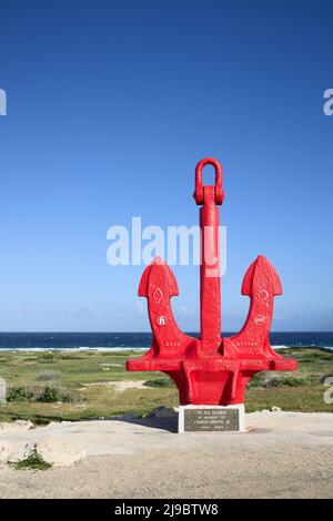 SAN NICOLAS, ARUBA - 17. DEZEMBER 2020: Das historische Wahrzeichen von Aruba mit rotem Anker in Erinnerung an alle Seeleute, die auf See verloren gegangen sind Stockfoto