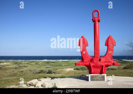 SAN NICOLAS, ARUBA - 17. DEZEMBER 2020: Das historische Wahrzeichen von Aruba mit rotem Anker in Erinnerung an alle Seeleute, die auf See verloren gegangen sind Stockfoto