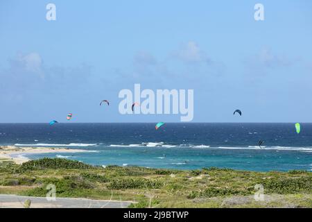 BOCA GRANDI, ARUBA - 17. DEZEMBER 2020: Beliebter Kitesurfplatz in Boca Grandi an der südöstlichen Küste von Aruba in der Nähe von San Nicolas Stockfoto