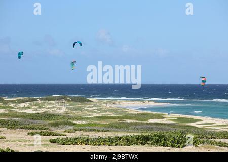 BOCA GRANDI, ARUBA - 17. DEZEMBER 2020: Beliebter Kitesurfplatz in Boca Grandi an der südöstlichen Küste von Aruba in der Nähe von San Nicolas Stockfoto