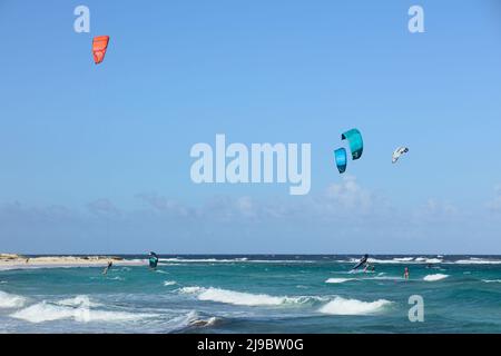 BOCA GRANDI, ARUBA - 17. DEZEMBER 2020: Kite- und Flügelsurfer am Boca Grandi Strand an der südöstlichen Küste der karibischen Insel Aruba Stockfoto