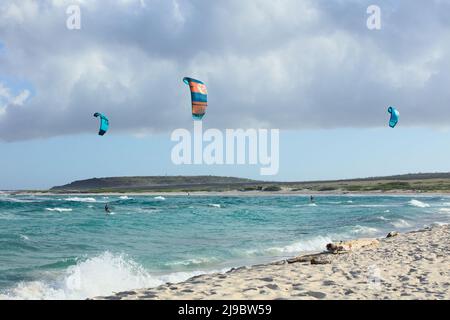 BOCA GRANDI, ARUBA - 17. DEZEMBER 2020: Kitesurfer am Boca Grandi Strand an der südöstlichen Küste der karibischen Insel Aruba Stockfoto