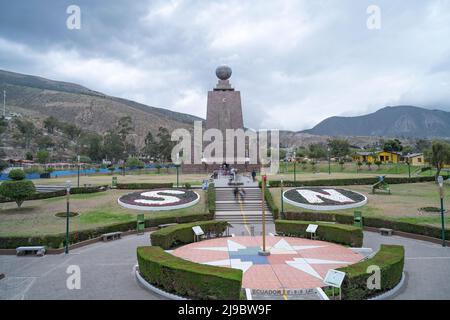 Der Mitad del Mundo in Quito Ecuador an einem bewölkten Tag Stockfoto