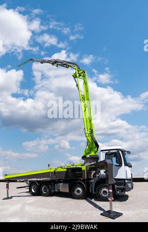 Betonpumpe auf LKW-Basis auf blauem Himmel Stockfoto