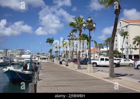 ORANJESTAD, ARUBA - 20. DEZEMBER 2020: Fischerboote im Hafen, Parkplatz und Renaissance Resort im Stadtzentrum von Oranjestad, Aruba Stockfoto