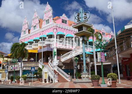 ORANJESTAD, ARUBA - 20. DEZEMBER 2020: Royal Plaza Shopping Mall entlang L.G. Smith Blvd im Stadtzentrum von Oranjestad, Aruba Stockfoto