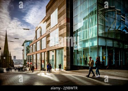 Der winterliche Sonnenschein wirft lange Schatten auf dem St Martins Walk in der Nähe der Birmingham Bullring. Stockfoto