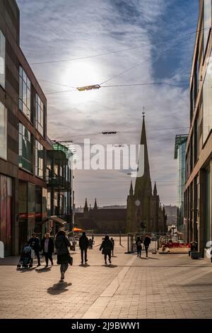 Der winterliche Sonnenschein wirft lange Schatten auf dem St Martins Walk in der Nähe der Birmingham Bullring. Stockfoto