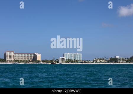 PALM BEACH, ARUBA - 17. OKTOBER 2021: Blick vom Meer auf die Marriott und Radisson Blu Hotels und das Holiday Inn Resort entlang Palm Beach, Aruba Stockfoto