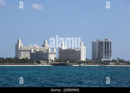 PALM BEACH, ARUBA - 17. OKTOBER 2021: Blick vom Meer aus auf das Hotel Riu Palace am Palm Beach auf der karibischen Insel Aruba Stockfoto