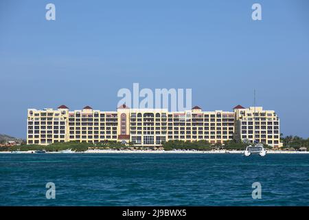 PALM BEACH, ARUBA - 17. OKTOBER 2021: Blick vom Meer aus auf das Ritz-Carlton Hotel am Palm Beach auf der karibischen Insel Aruba Stockfoto