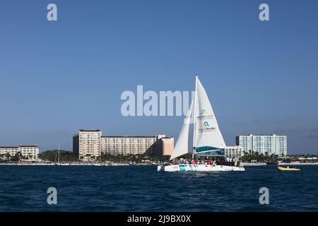 PALM BEACH, ARUBA - 17. OKTOBER 2021: Katamaran-Tour-Boot auf Palm Beach vor den Marriott- und Radisson Blu-Hotels auf Aruba Stockfoto