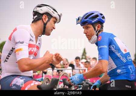 Foto Marco Alpozzi/LaPresse 22 Maggio 2022 Rivarolo Canavese , Italia Sport cicismo Giro d'Italia 2022 - edizione 105 - tappa 15 - Da Rivarolo Canavese a Cogne Nella foto: MOSCA Jacopo (TREK - SEGAFREDO)ROSA Diego (EOLO-KOMETA RADSPORTTEAM) Foto Marco Alpozzi/LaPresse 22. Mai 2022 Rivarolo Canavese , Italien Sport Radsport Giro d'Italia 2022 - Ausgabe 105. - Etappe 15 - von Rivarolo Canavese nach Cogne im Bild: MOSCA JACOPO (TREK - SEGAFREDO)ROSA DIEGO (EOLO-KOMETA RADSPORTTEAM) / PRESSINPHOTO Stockfoto